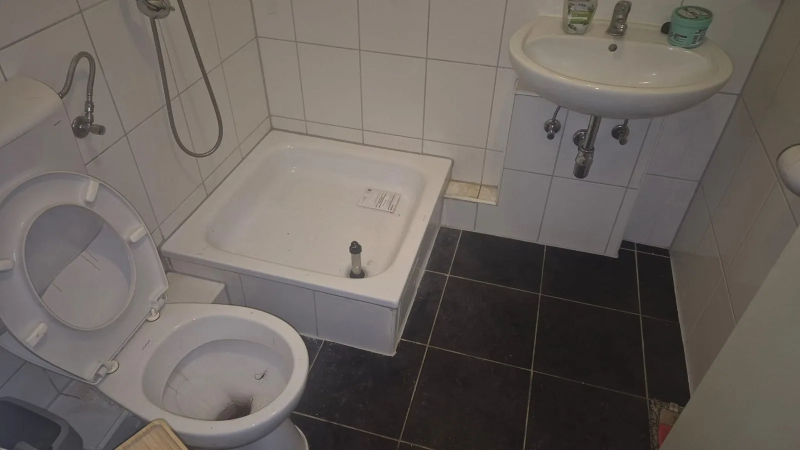 Strahlend sauberes Bad nach professioneller Tiefenreinigung in Dortmund