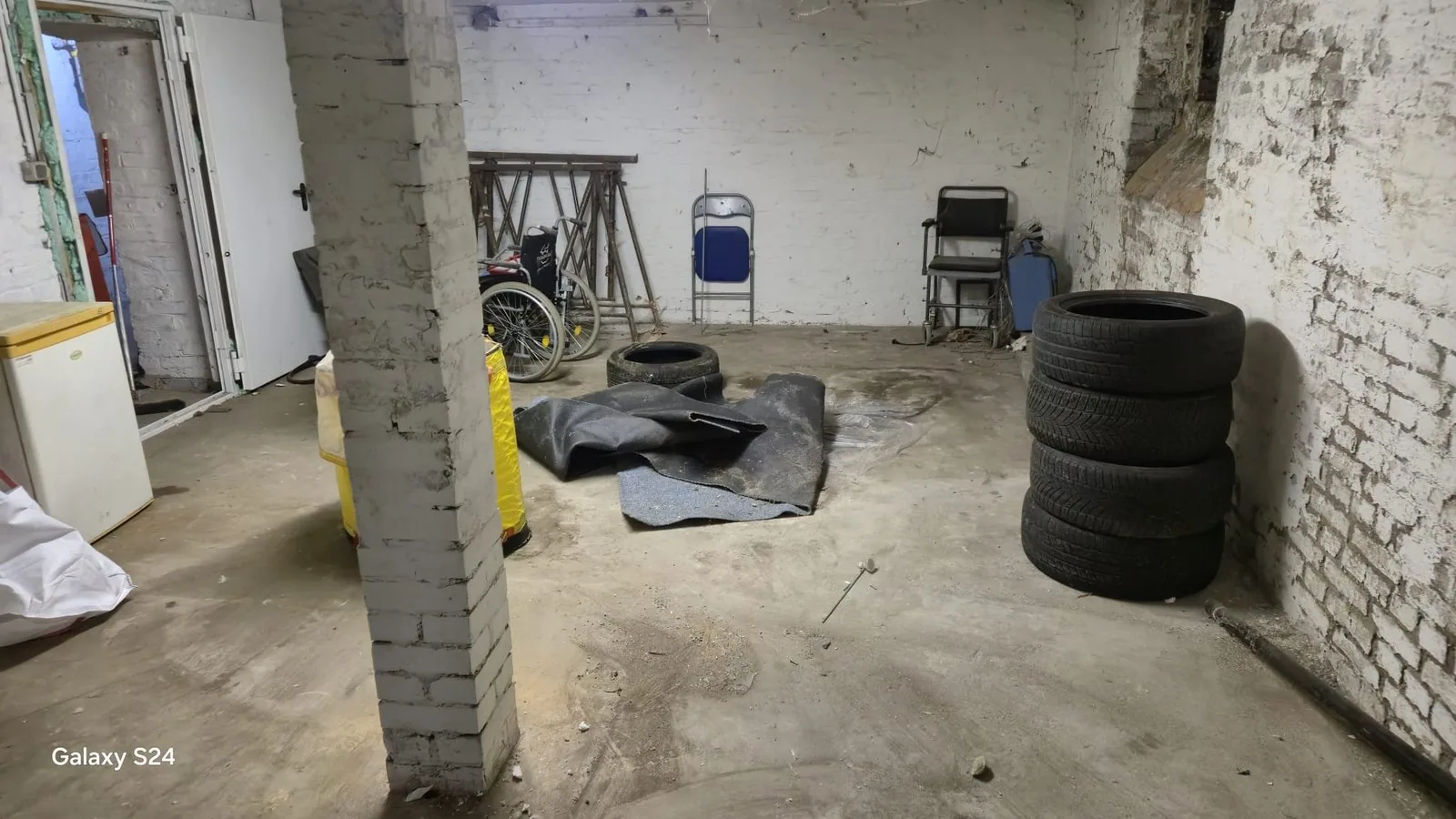 Leere Garage nach Räumung in Dortmund