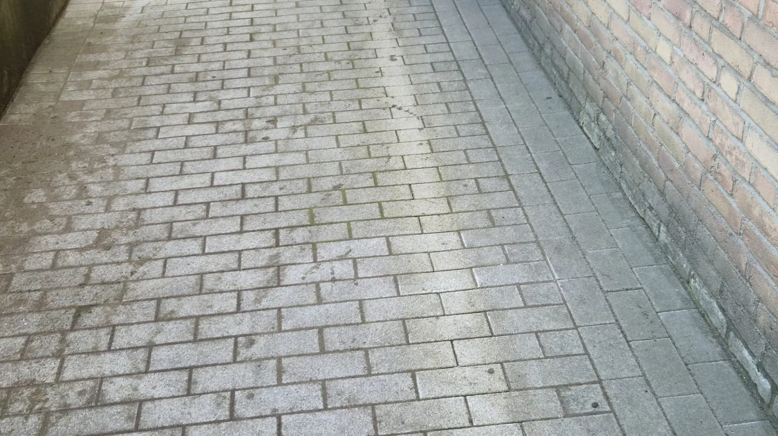Sauberer Pflasterweg nach Hochdruckreinigung — Steinreinigung Dortmund